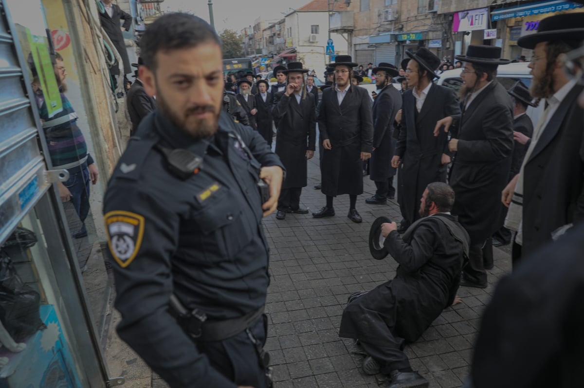 חסידי קהילת 'תפארת ירושלים' הפגינו ליד חנות הסלולר