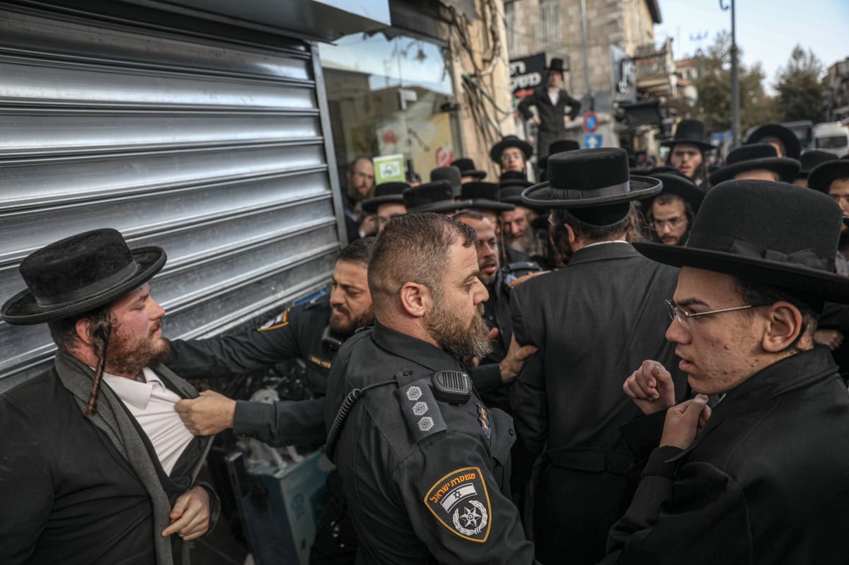 חסידי קהילת 'תפארת ירושלים' הפגינו ליד חנות הסלולר