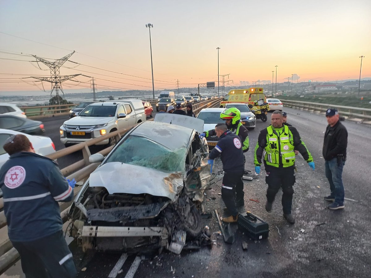 פורצים נמלטו ממחסום והתנגשו ברכב; שניים במצב קשה