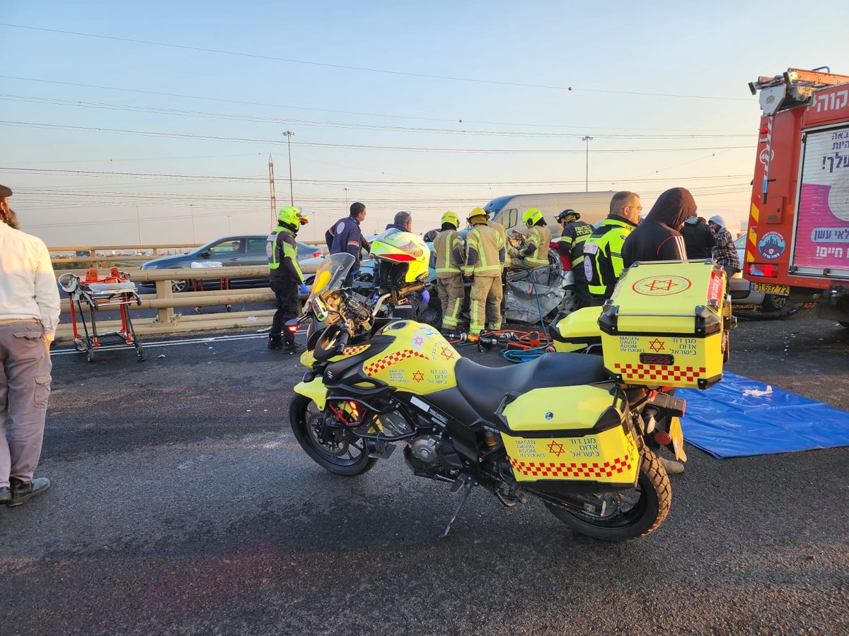 פורצים נמלטו ממחסום והתנגשו ברכב; שניים במצב קשה