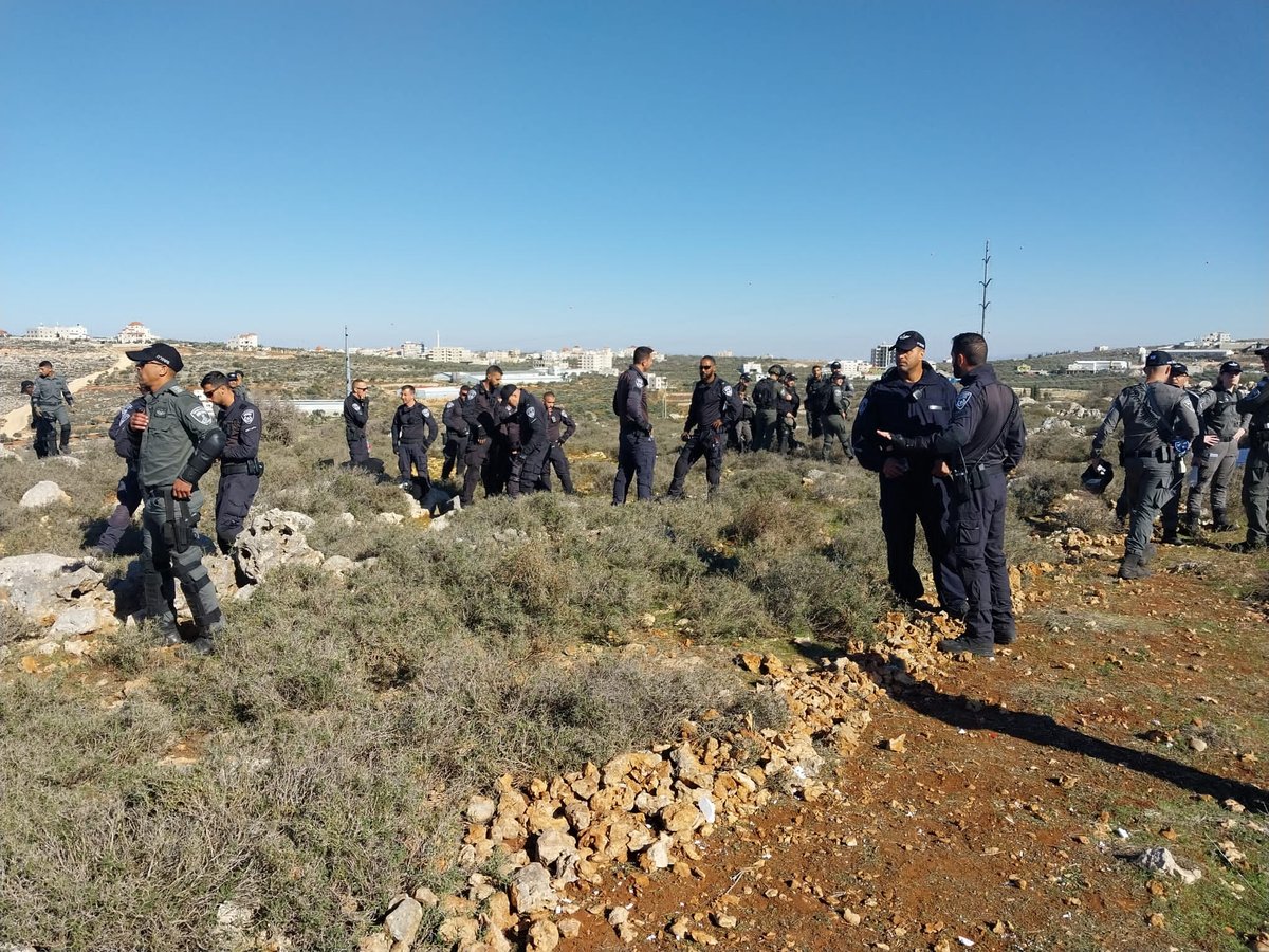 כוחות הביטחון הורסים את המאחז; סמוטריץ' מאשים את שר הביטחון