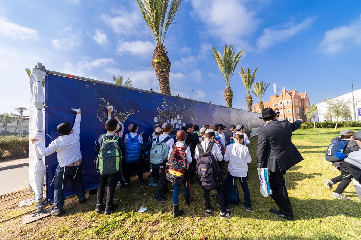 רבבות תלמידי מוסדות חב"ד משתתפים בשרשרת אירועי ענק