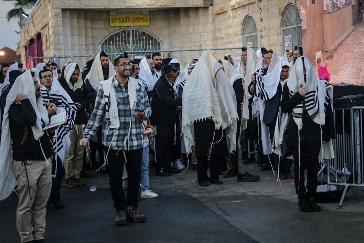 צלם 'כיכר' תיעד: ההמונים שפוקדים את ציון הבבא סאלי