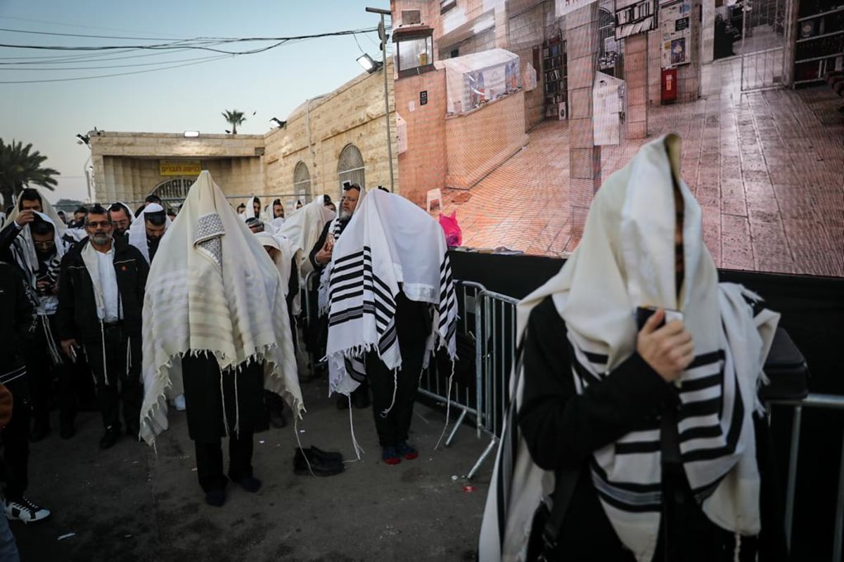 צלם 'כיכר' תיעד: ההמונים שפוקדים את ציון הבבא סאלי