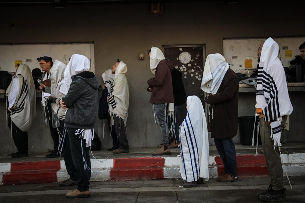 צלם 'כיכר' תיעד: ההמונים שפוקדים את ציון הבבא סאלי