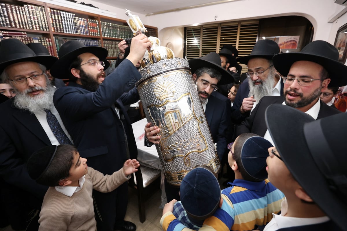 התהלוכה עצרה את הכביש הסואן: הכנסת ס"ת בבני ברק