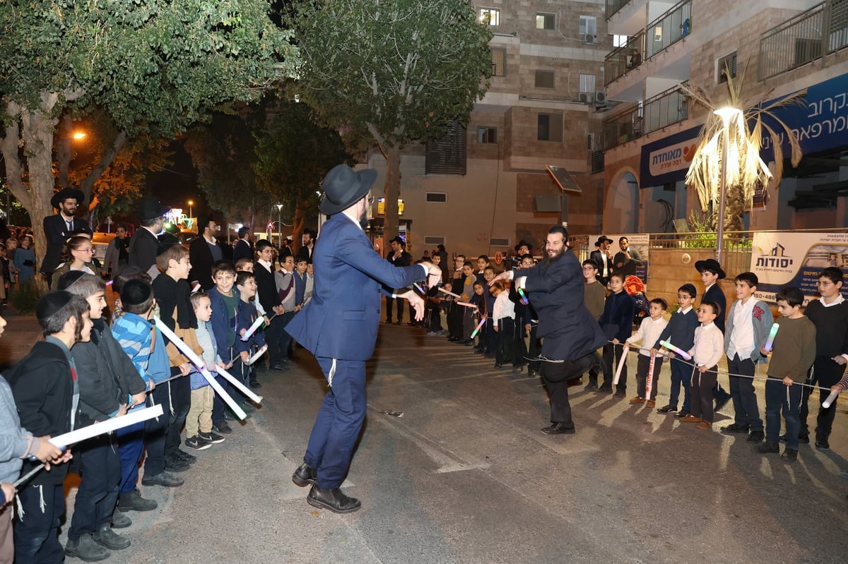 התהלוכה עצרה את הכביש הסואן: הכנסת ס"ת בבני ברק