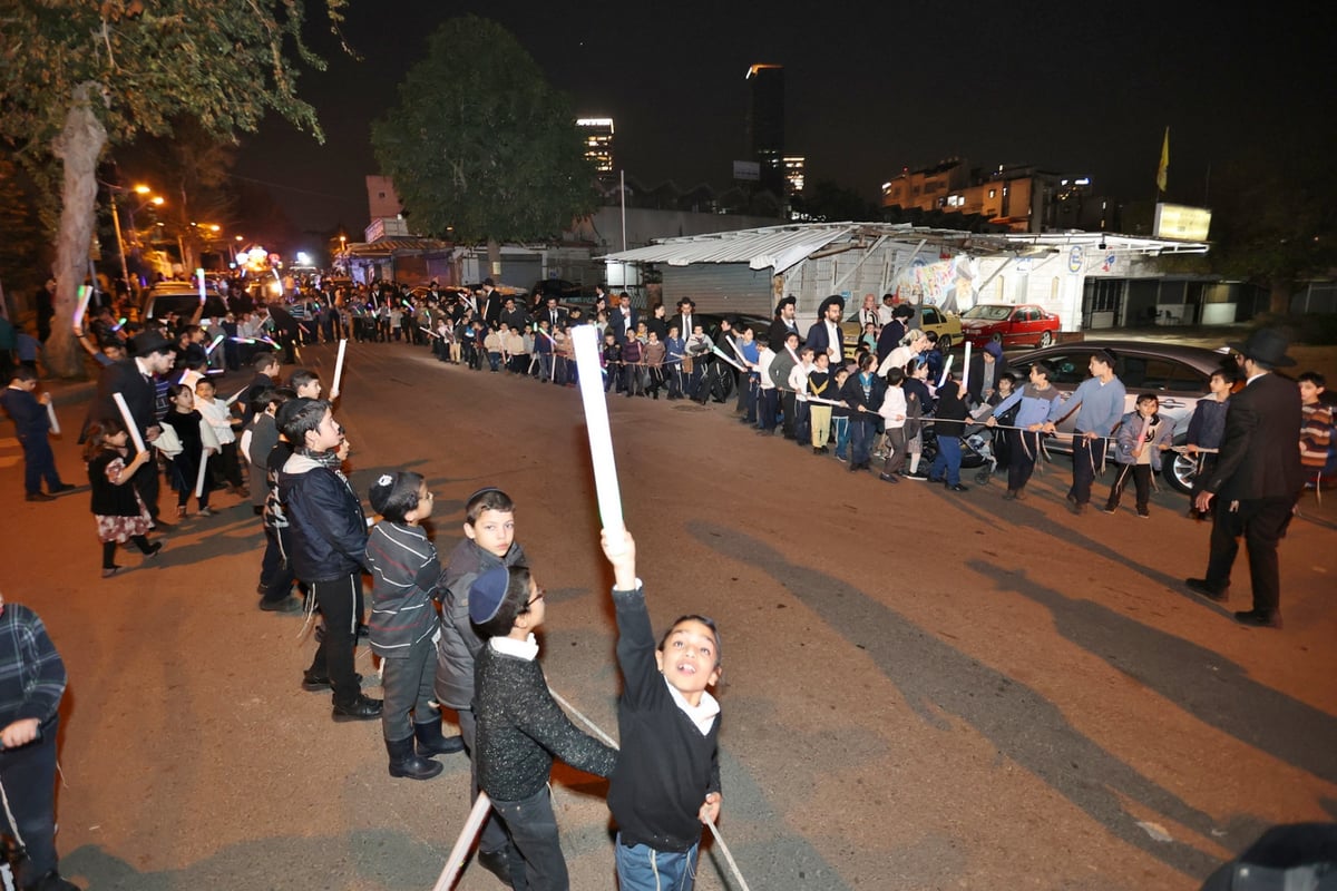 התהלוכה עצרה את הכביש הסואן: הכנסת ס"ת בבני ברק