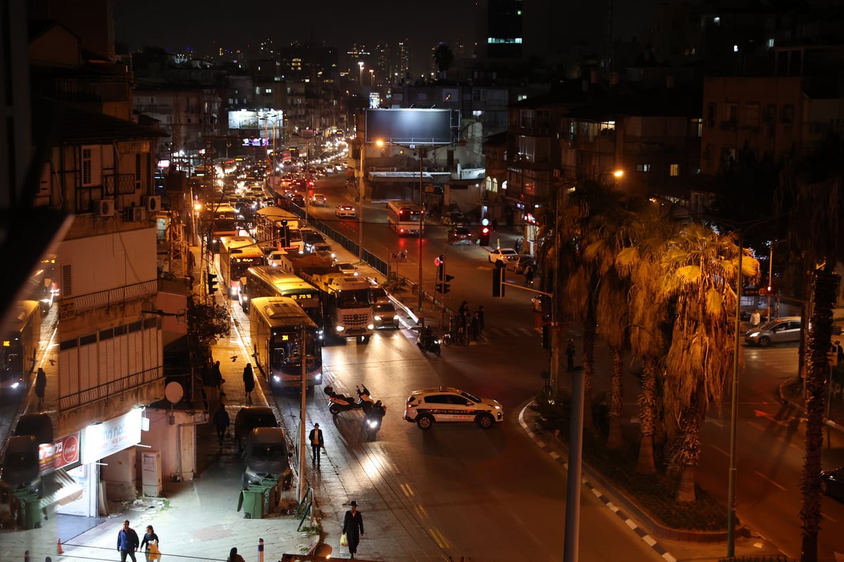 התהלוכה עצרה את הכביש הסואן: הכנסת ס"ת בבני ברק