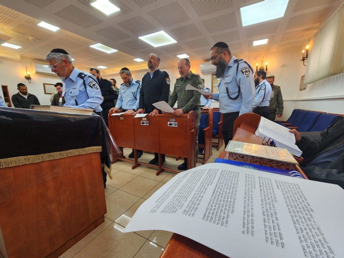 בפעם הראשונה: אלפי שוטרים התכנסו להתפלל על המצב