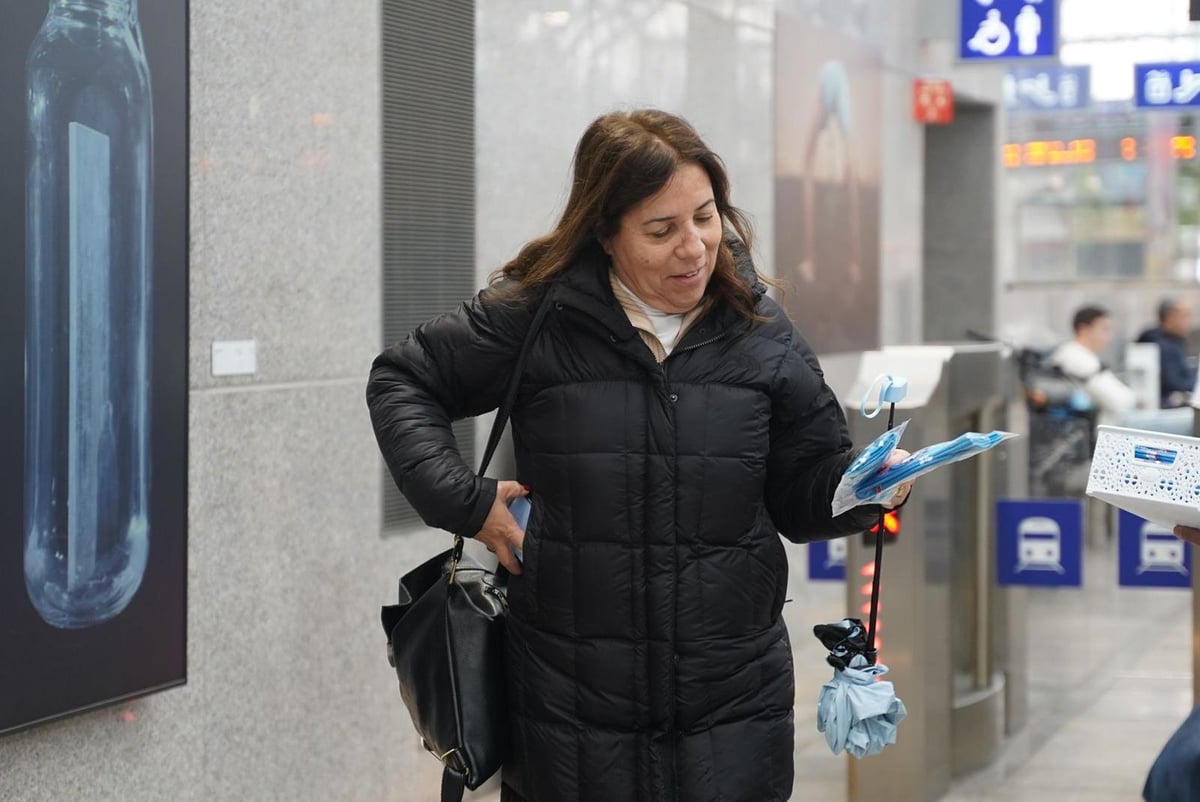 הנוסעים הופתעו: ירדו מהרכבת וקיבלו גרביים