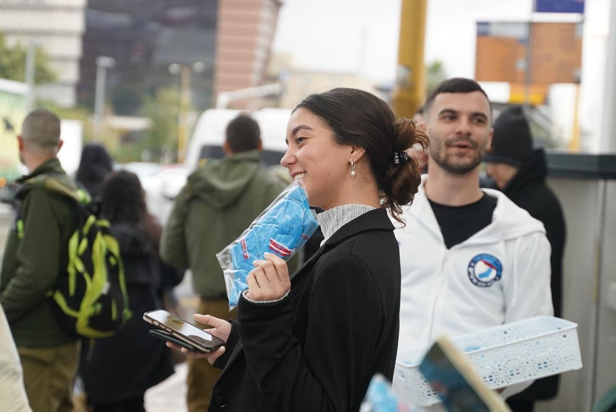 הנוסעים הופתעו: ירדו מהרכבת וקיבלו גרביים