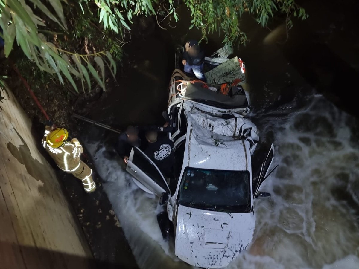 רכב נסחף בירדן ההררי לאחר תאונה עצמית; ארבעה חולצו