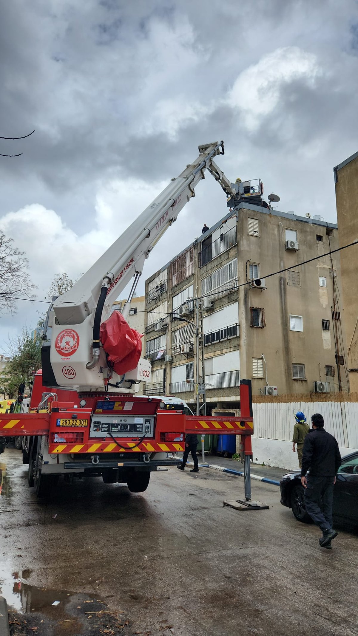 אדם איבד את ההכרה וחולץ מגג בניין תוך פעולות החייאה