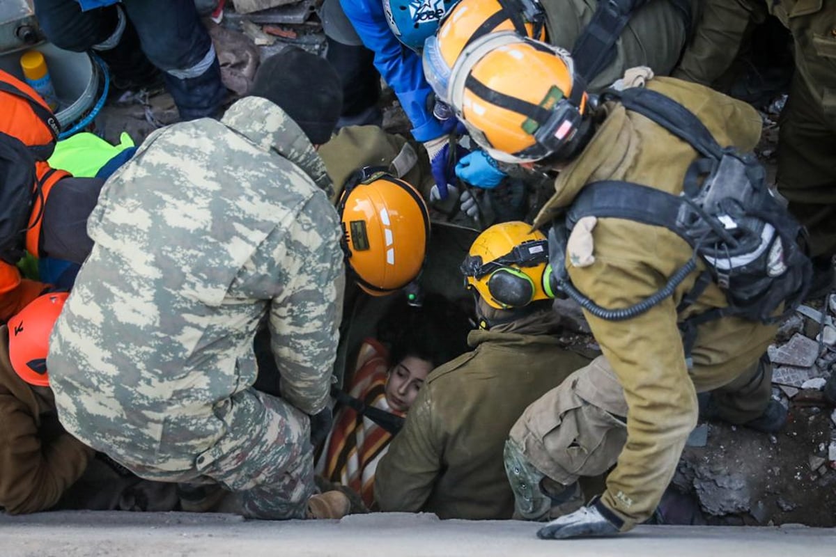 שליח 'כיכר' תיעד: נערה בת  14 חולצה בידי המשלחת הישראלית; מניין ההרוגים מזנק