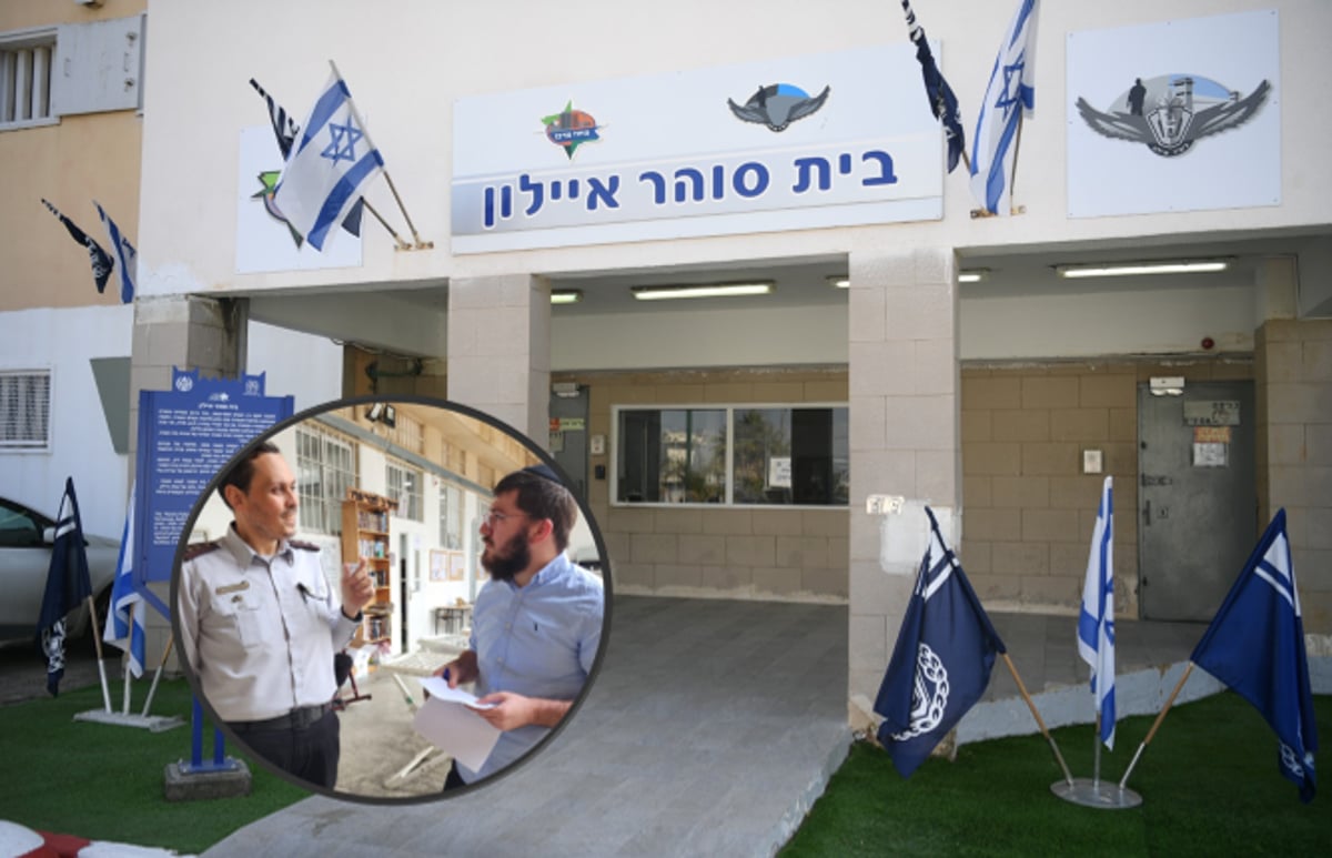 שער בית כלא איילון. בקטן: כותב השורות עם רב בית הכלא הרב בן הרוש