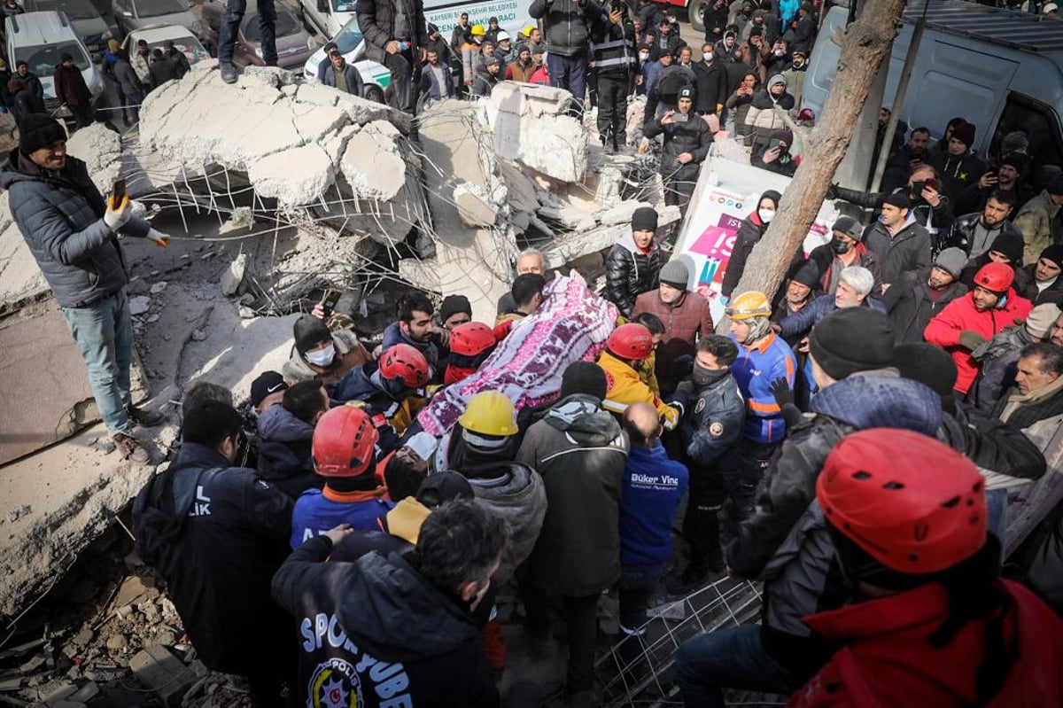 דקות אחרי ששכנו חולץ ללא רוח חיים: זכי חולץ מתוך ההריסות אחרי 96 שעות