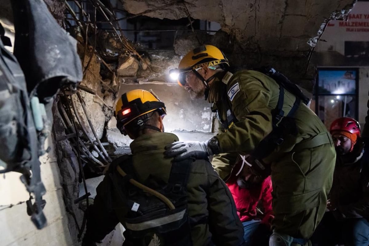 מתחת להריסות; המשלחת הישראלית חילצה ילד בן 9. תיעוד