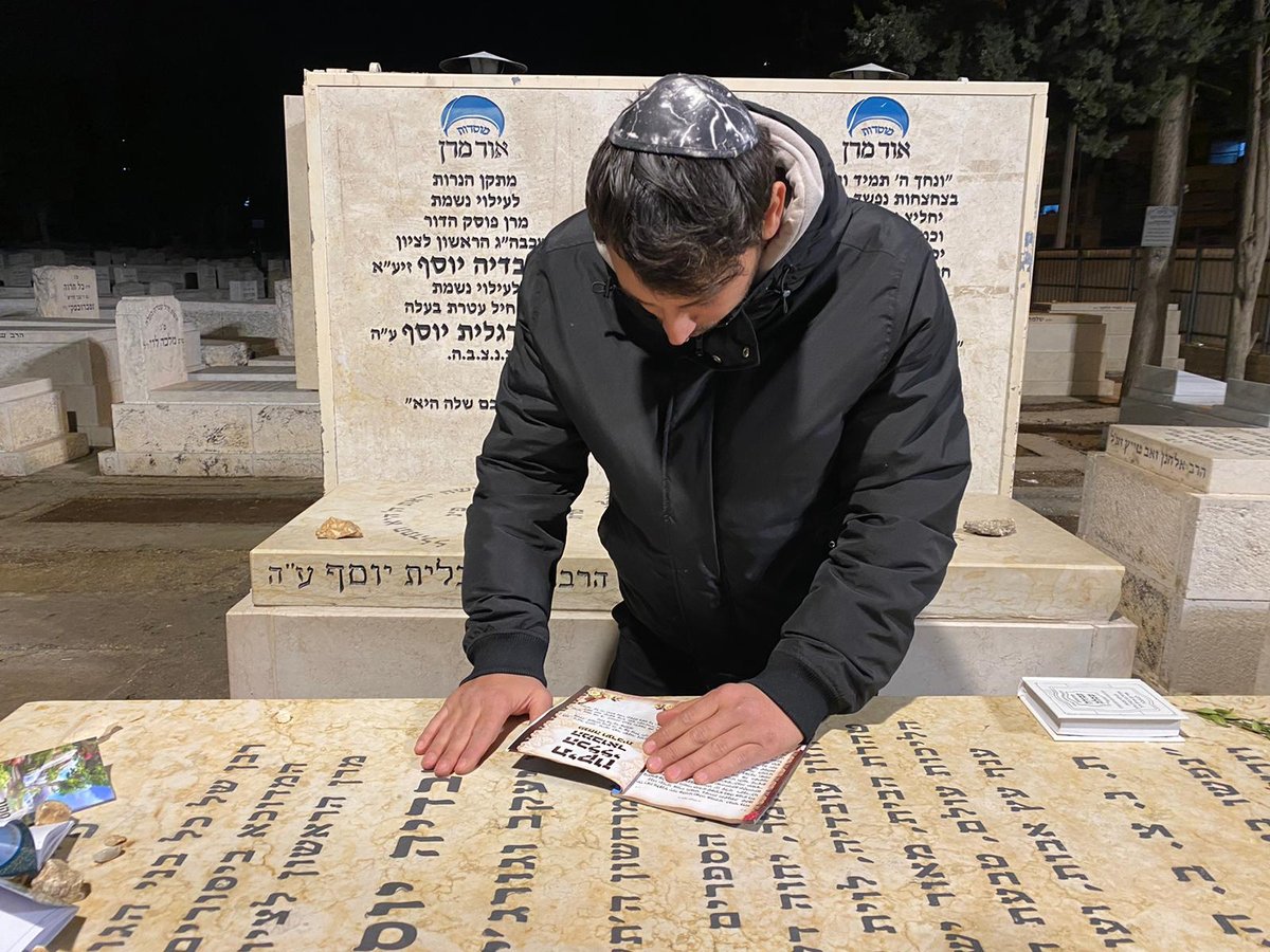 תיעוד: הזמר הישראלי התפלל בקברי גדולי ישראל