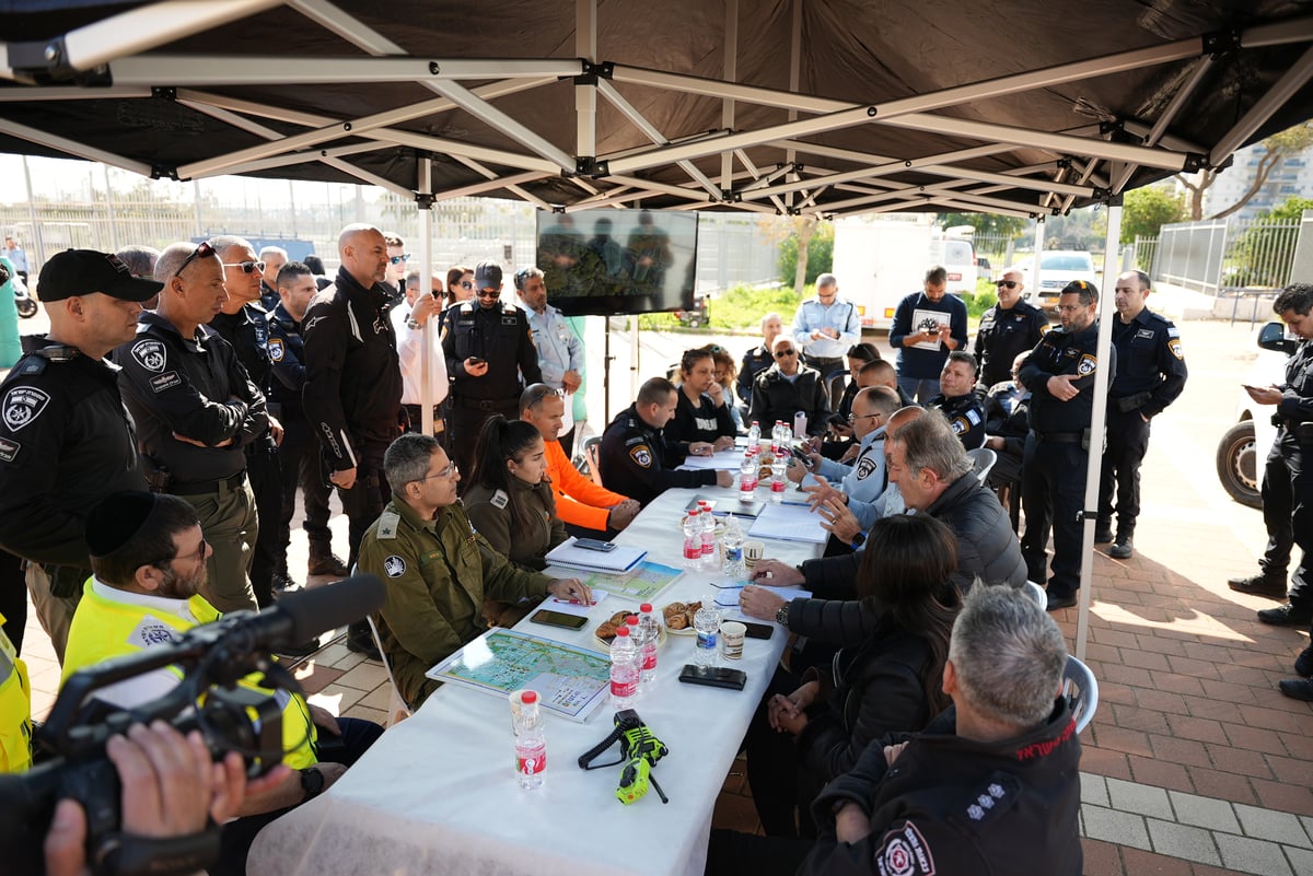 נפילת טילים על בניין רב קומות ופינוי הפצועים | תיעוד