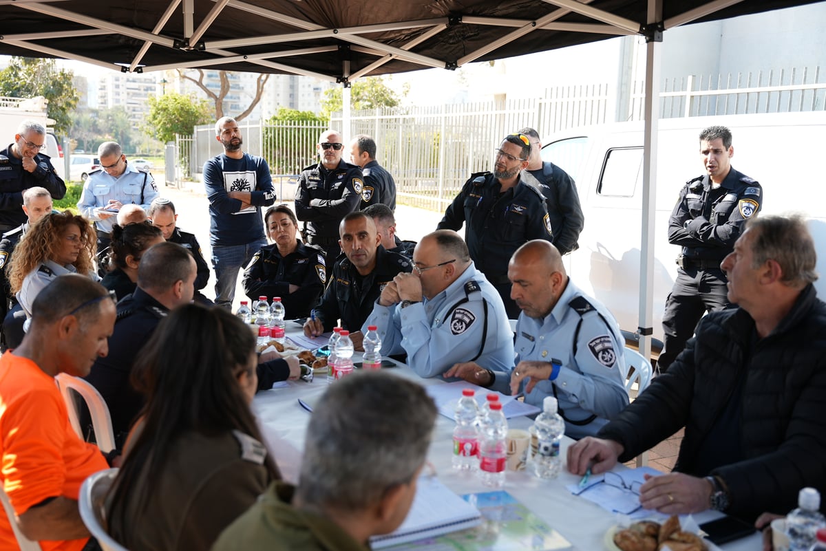 נפילת טילים על בניין רב קומות ופינוי הפצועים | תיעוד