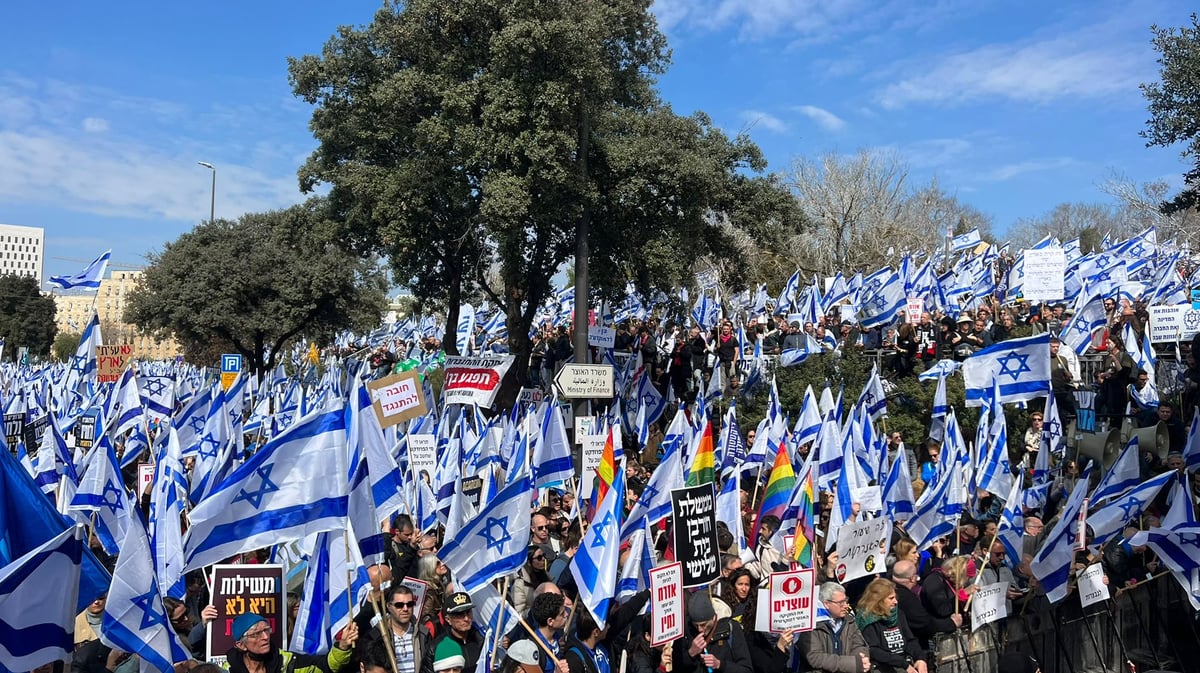 ראשי האופוזיציה נאמו בהפגנת השמאל: "אין הידברות על פסקת ההתגברות"