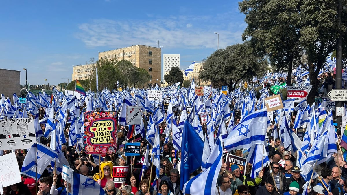 ראשי האופוזיציה נאמו בהפגנת השמאל: "אין הידברות על פסקת ההתגברות"