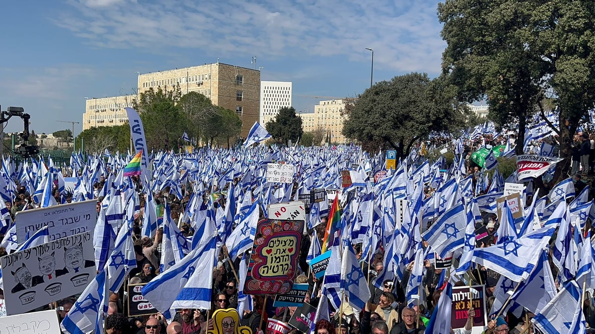 ראשי האופוזיציה נאמו בהפגנת השמאל: "אין הידברות על פסקת ההתגברות"