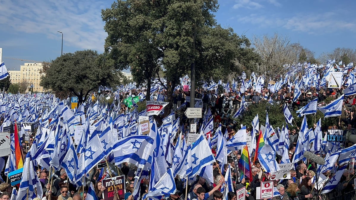 ראשי האופוזיציה נאמו בהפגנת השמאל: "אין הידברות על פסקת ההתגברות"