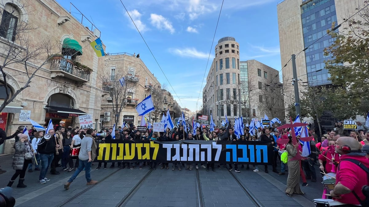 נתניהו מנסה להרגיע: "תפסיקו להוביל לאנרכיה ולקפוץ על שולחנות"