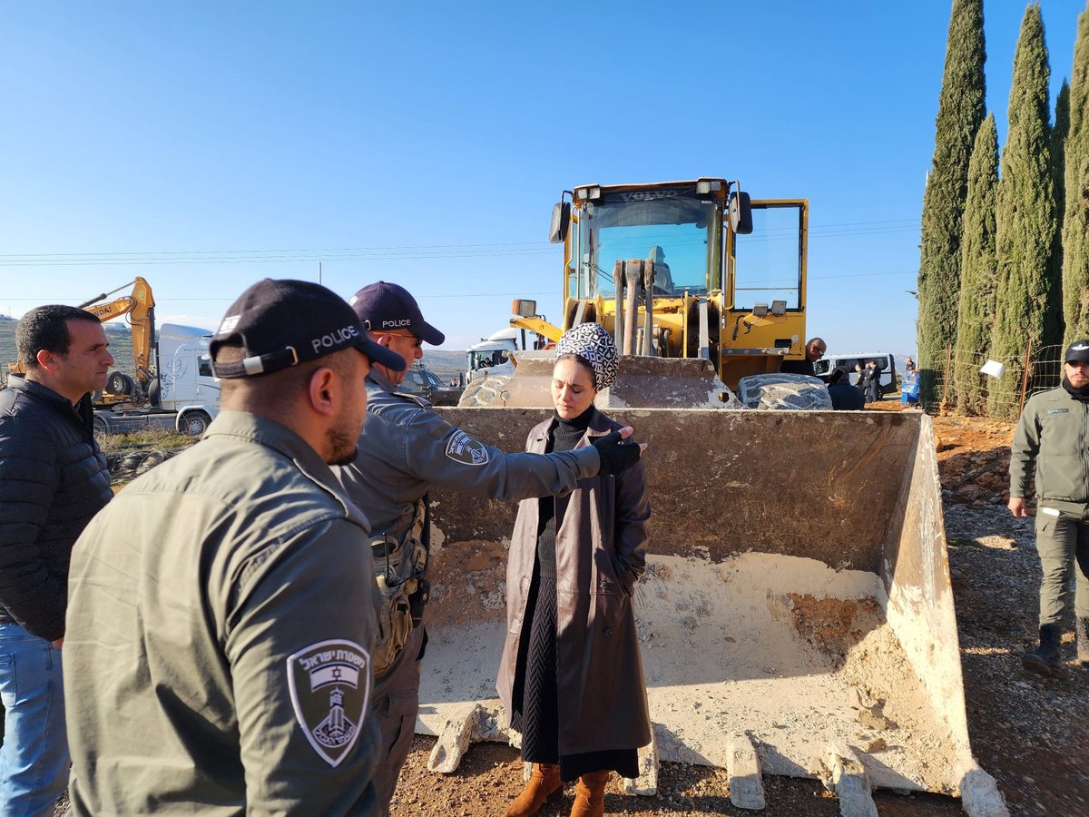 הח"כית חסמה טרקטור והוקפה בטבעת של שוטרים | צפו