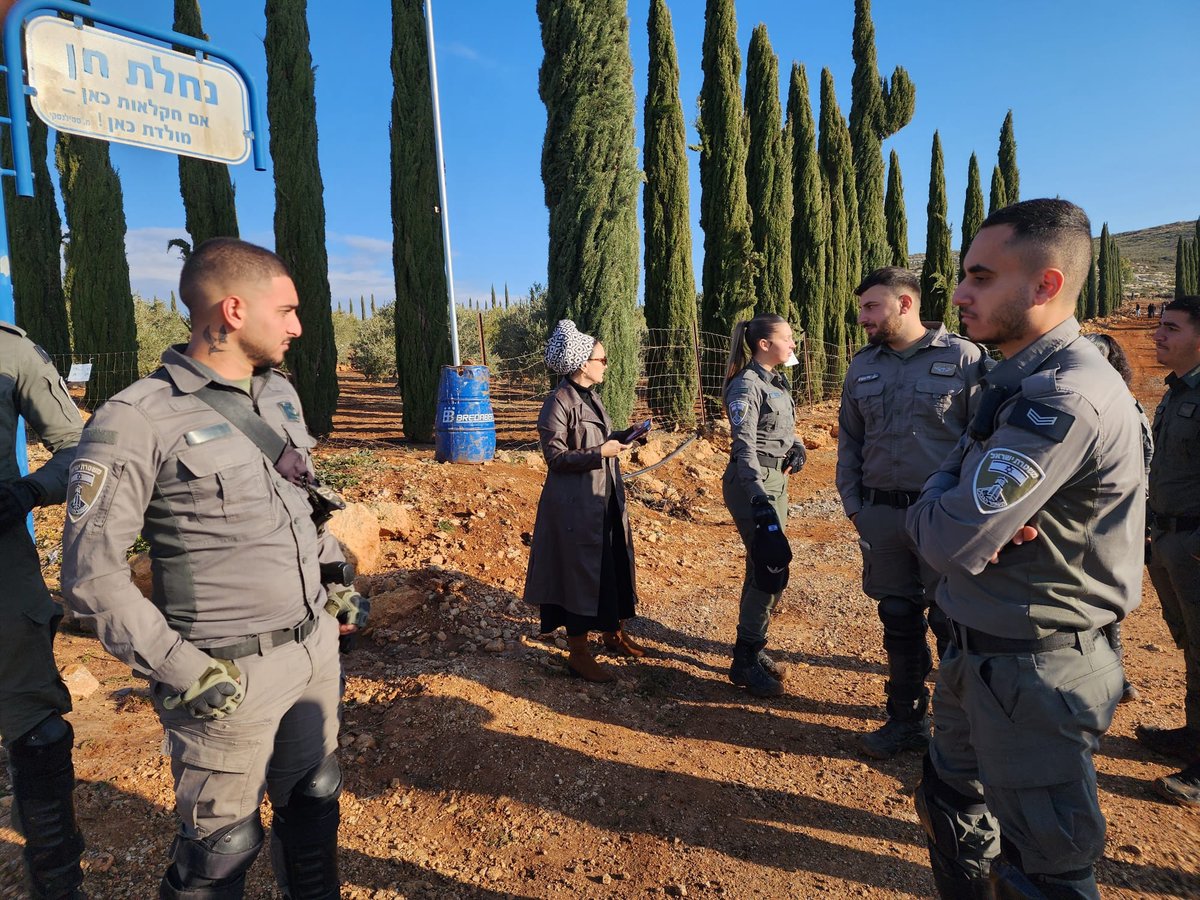 הח"כית חסמה טרקטור והוקפה בטבעת של שוטרים | צפו