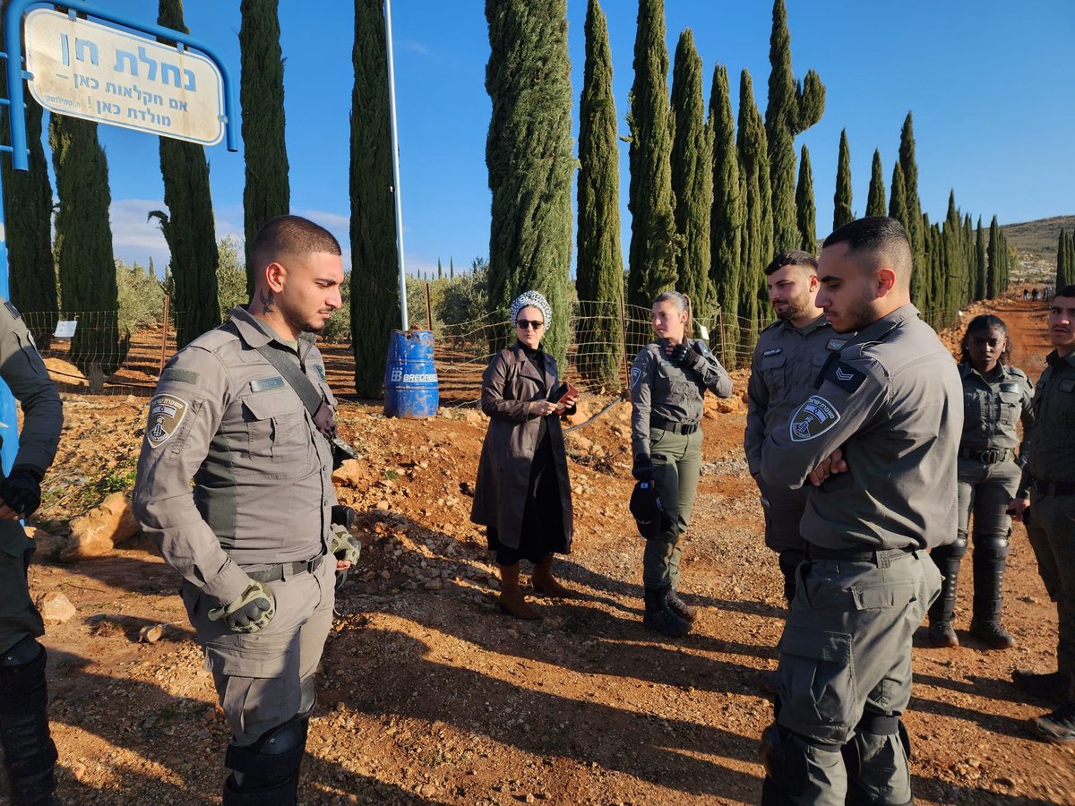 הח"כית חסמה טרקטור והוקפה בטבעת של שוטרים | צפו