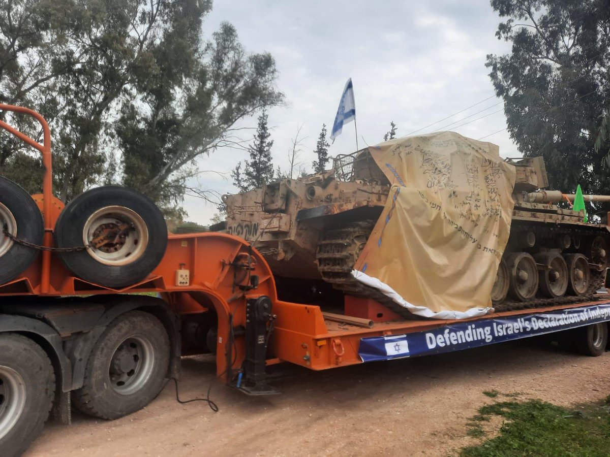 הטנק ה'גנוב' עטוף במגילת העצמאות