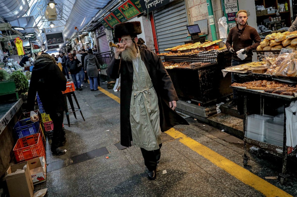 ר' שעיה מסתובב עם חצוצרה ומתריע על כניסת שבת