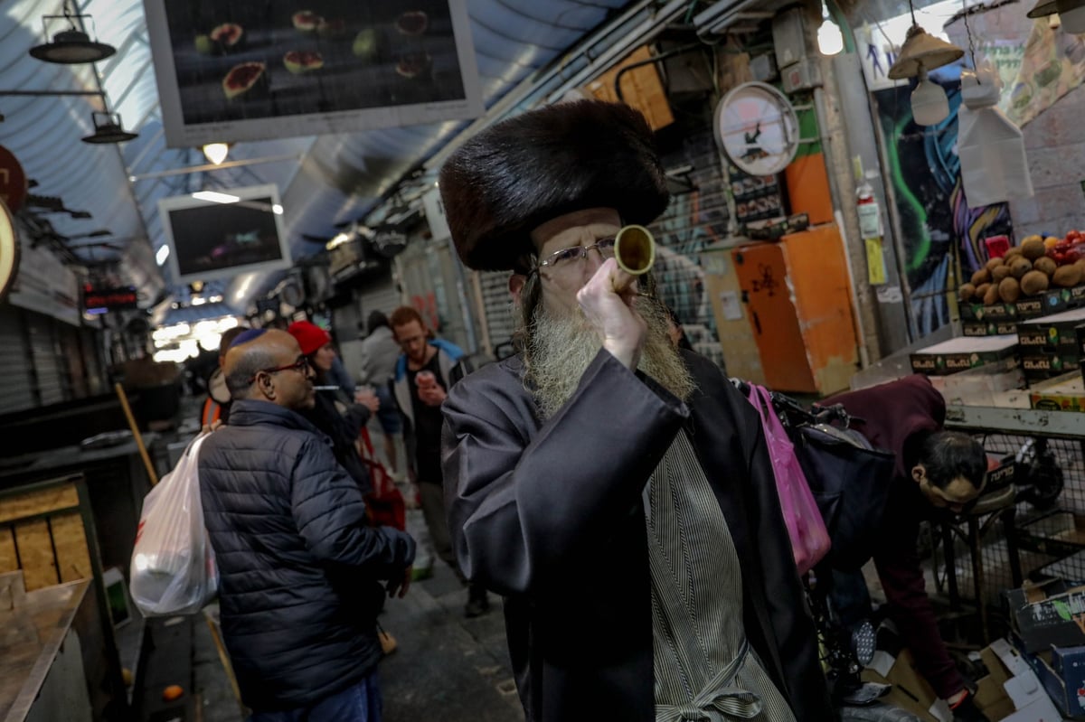 ר' שעיה מסתובב עם חצוצרה ומתריע על כניסת שבת