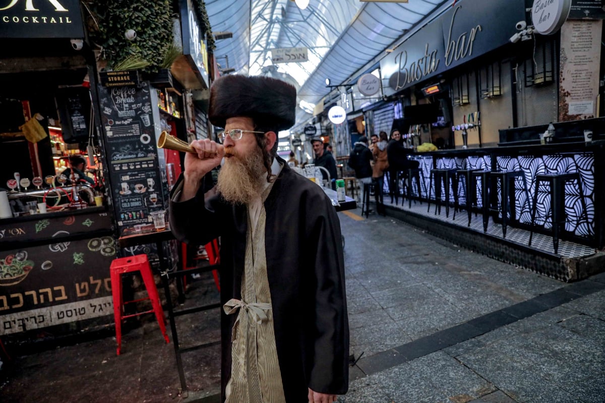 ר' שעיה מסתובב עם חצוצרה ומתריע על כניסת שבת