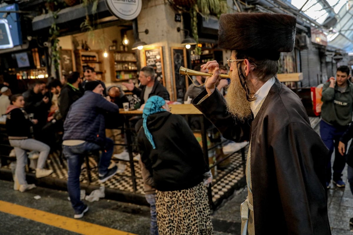 ר' שעיה מסתובב עם חצוצרה ומתריע על כניסת שבת