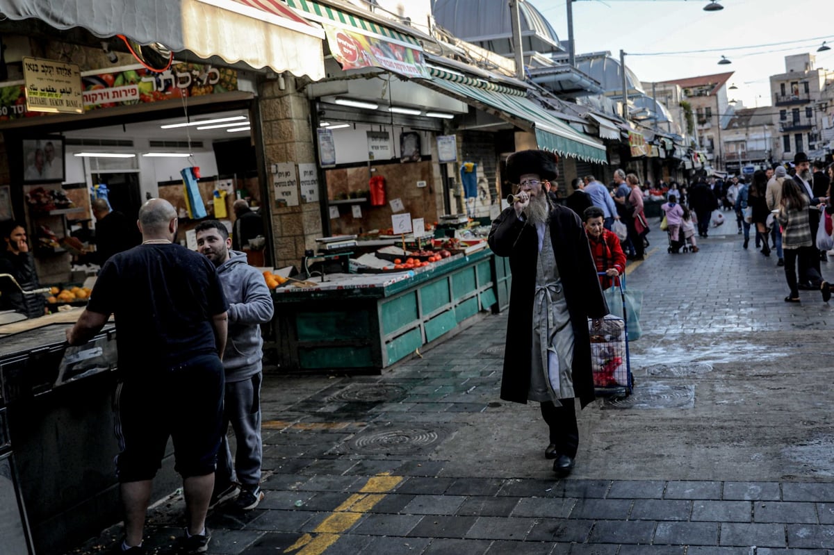 ר' שעיה מסתובב עם חצוצרה ומתריע על כניסת שבת