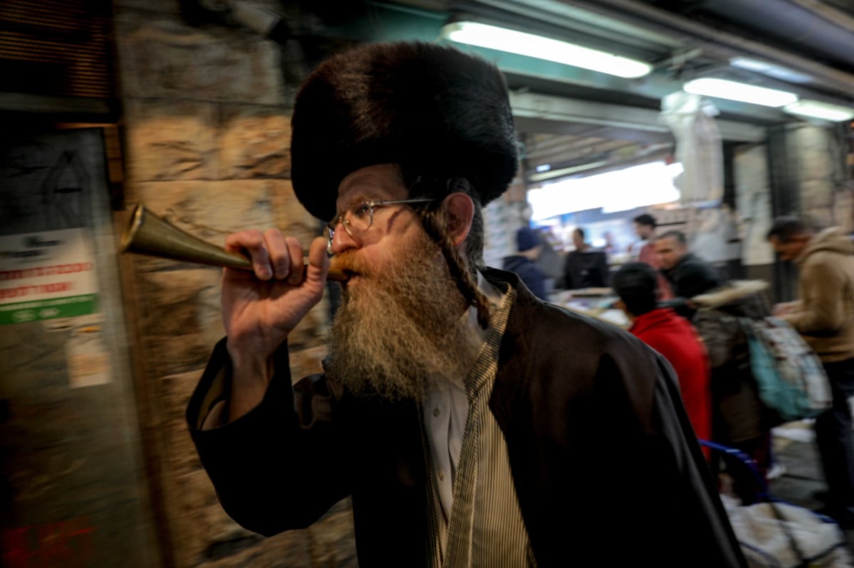 ר' שעיה מסתובב עם חצוצרה ומתריע על כניסת שבת