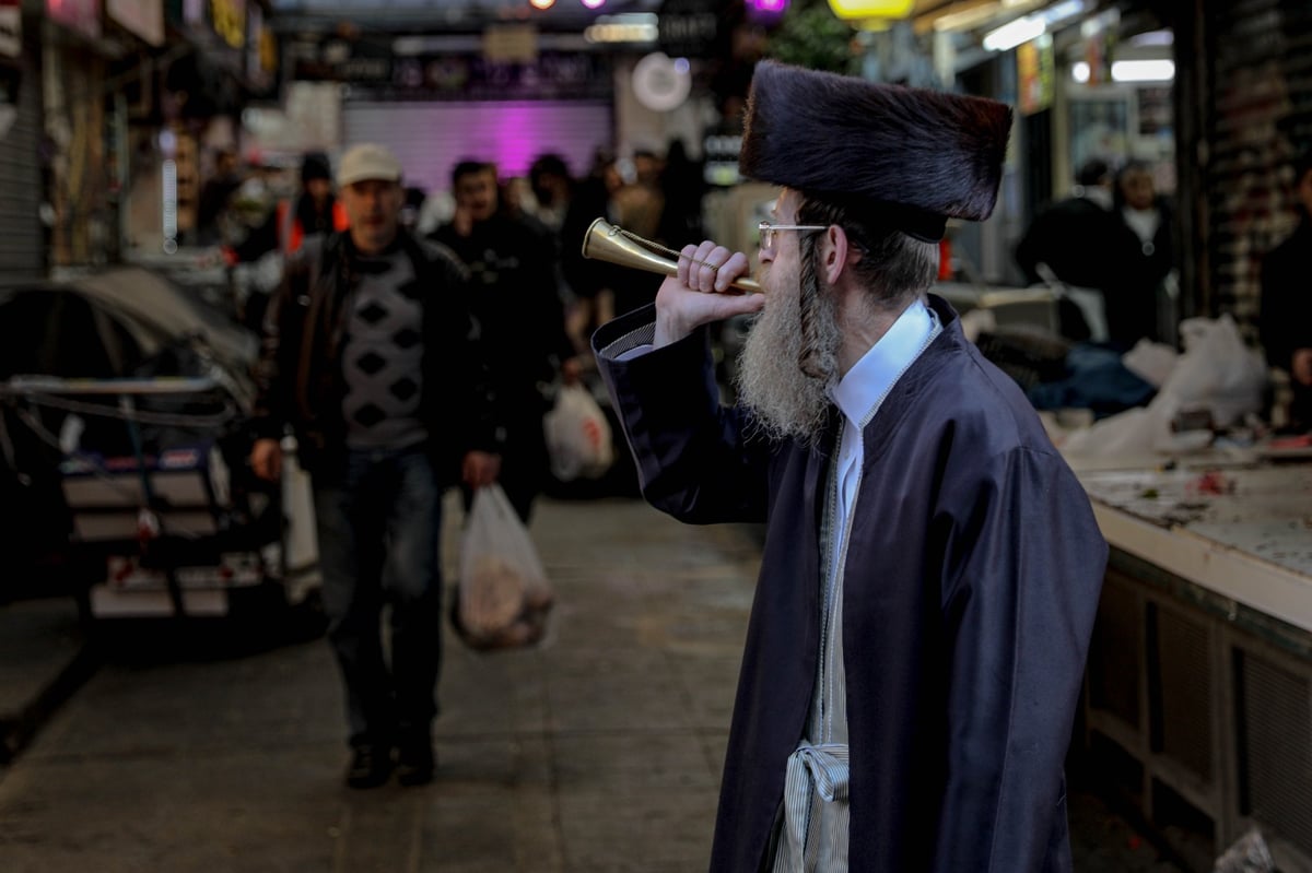 ר' שעיה מסתובב עם חצוצרה ומתריע על כניסת שבת