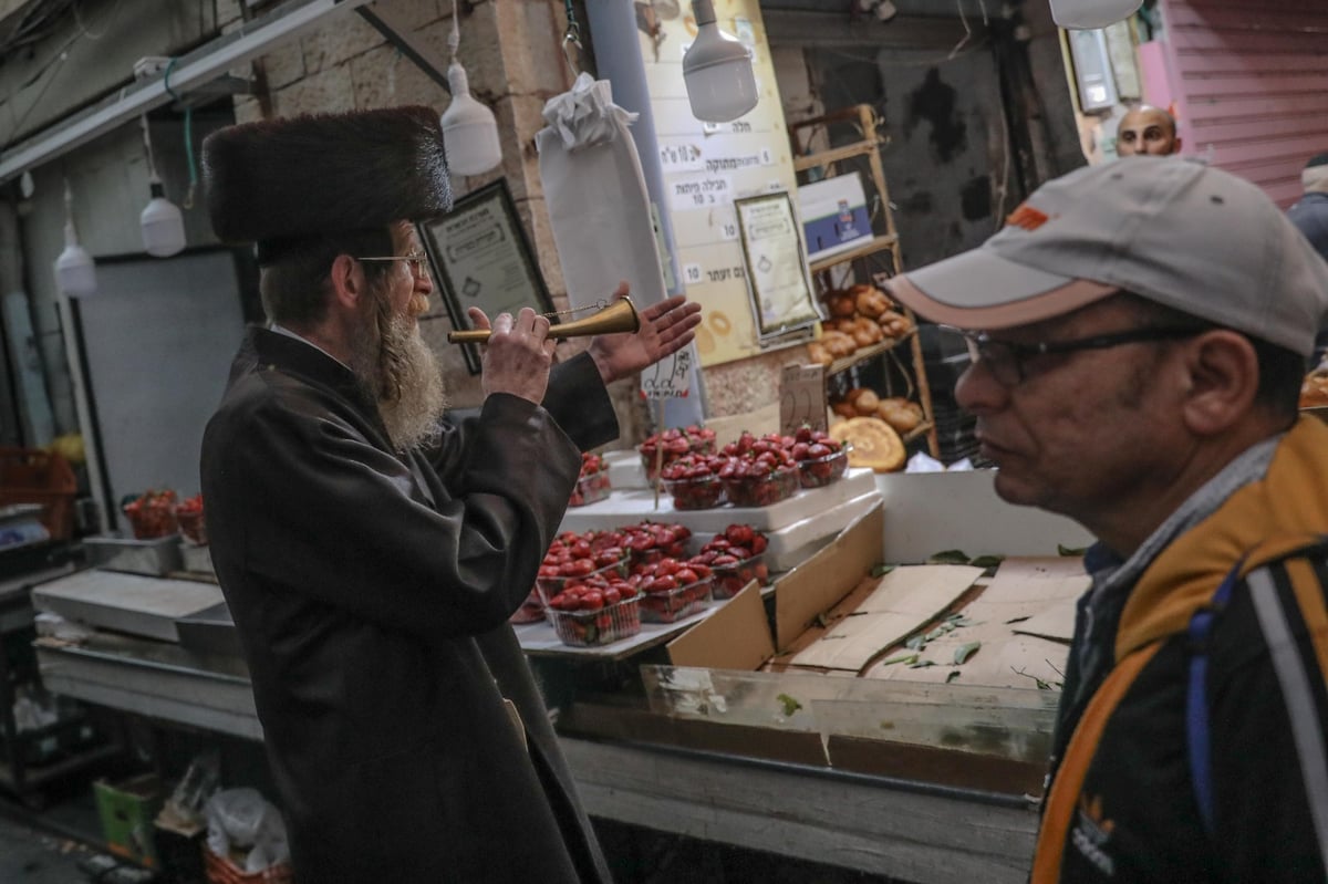 ר' שעיה מסתובב עם חצוצרה ומתריע על כניסת שבת