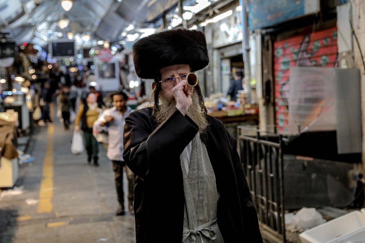 ר' שעיה מסתובב עם חצוצרה ומתריע על כניסת שבת