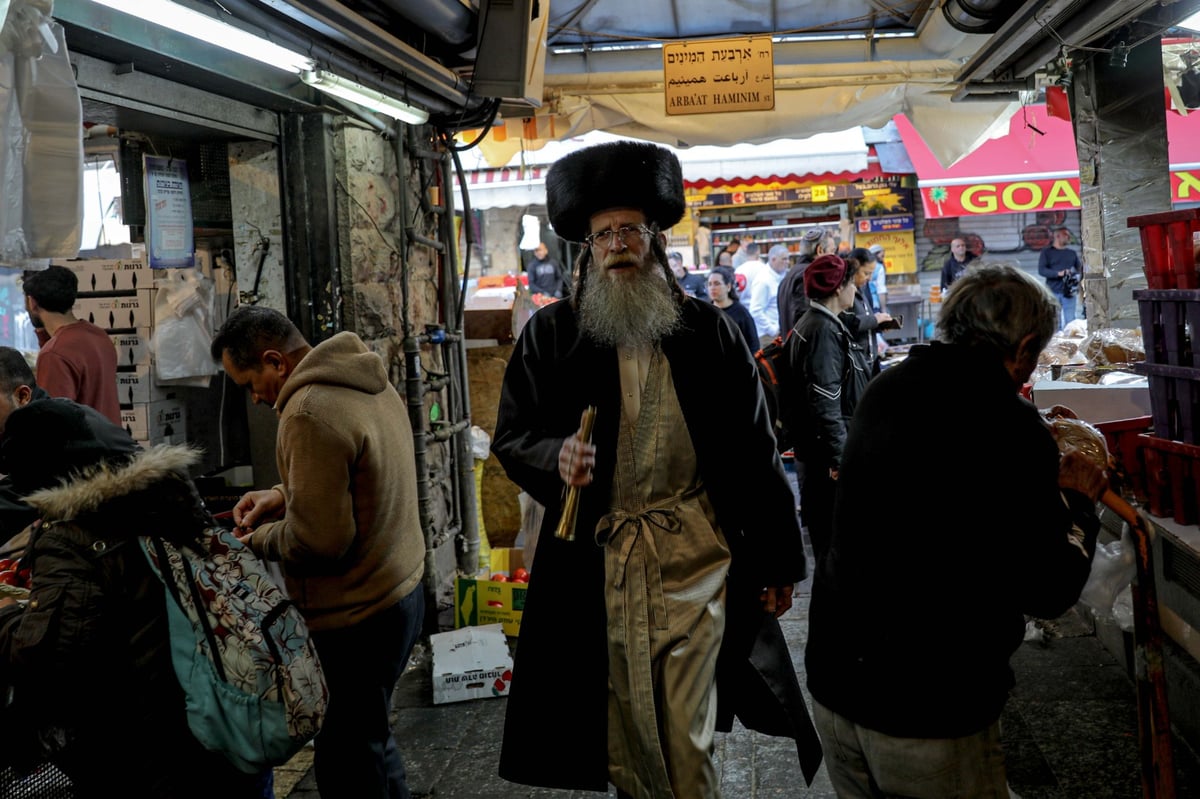 ר' שעיה מסתובב עם חצוצרה ומתריע על כניסת שבת