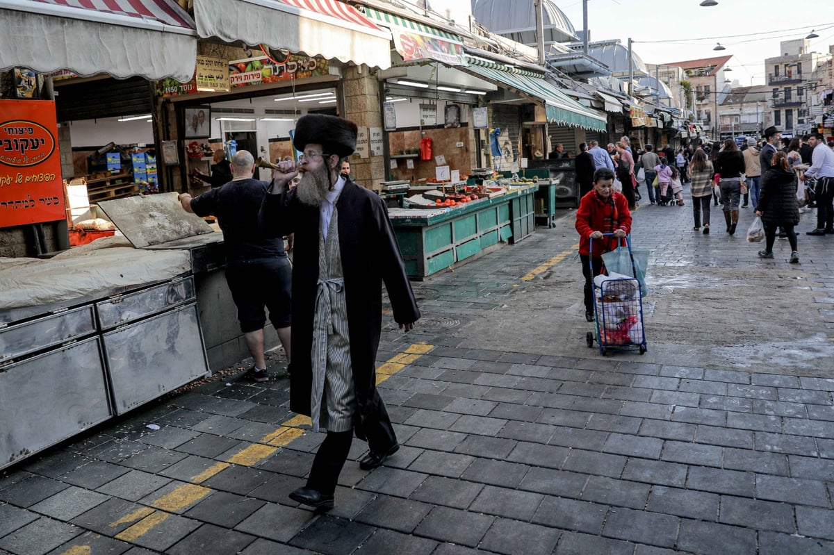 ר' שעיה מסתובב עם חצוצרה ומתריע על כניסת שבת