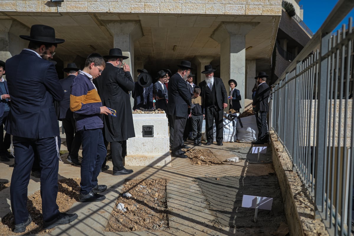 הלב כואב: בתום 'השבעה'; משפחת פאלי עלו לקבר | צפו