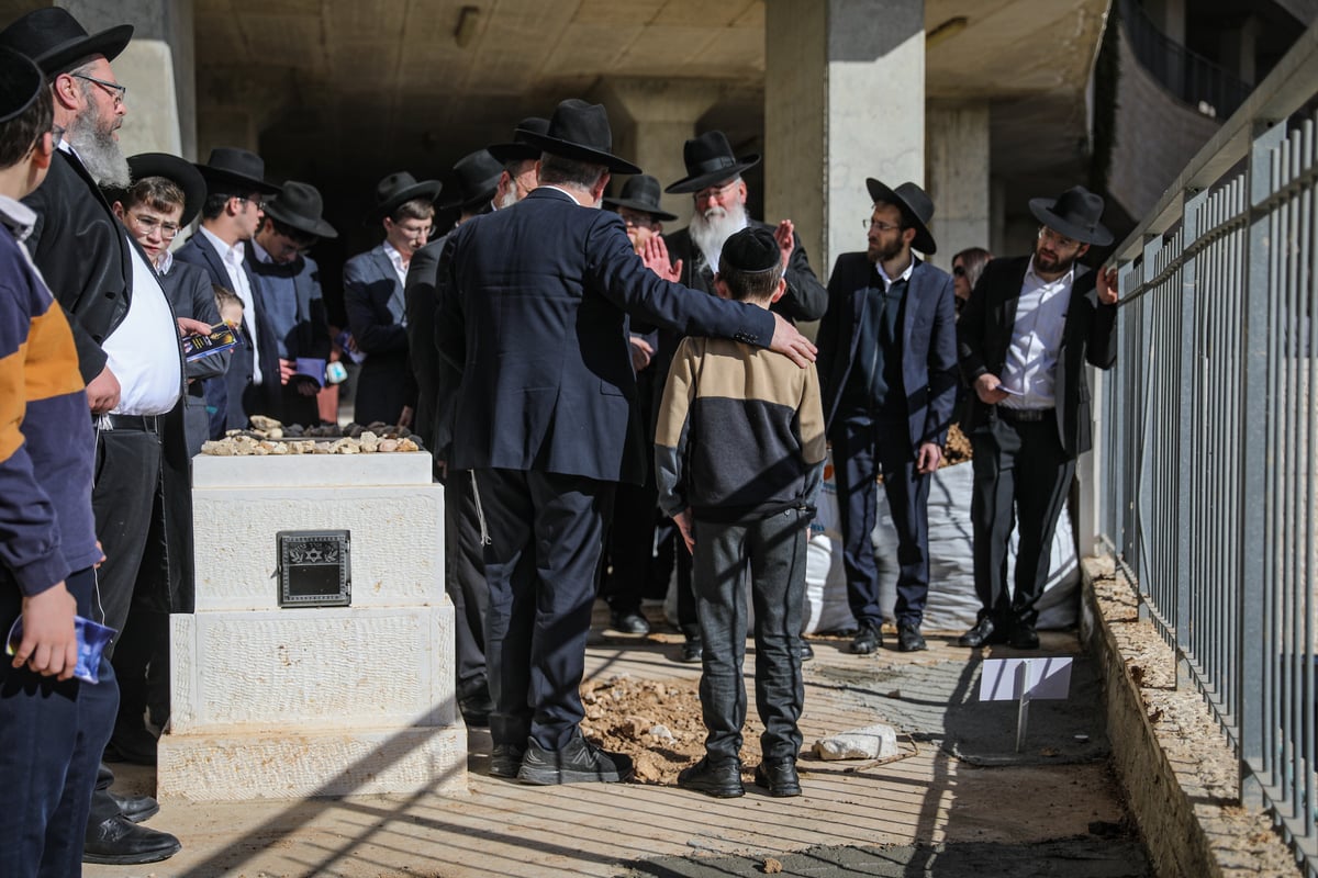 הלב כואב: בתום 'השבעה'; משפחת פאלי עלו לקבר | צפו