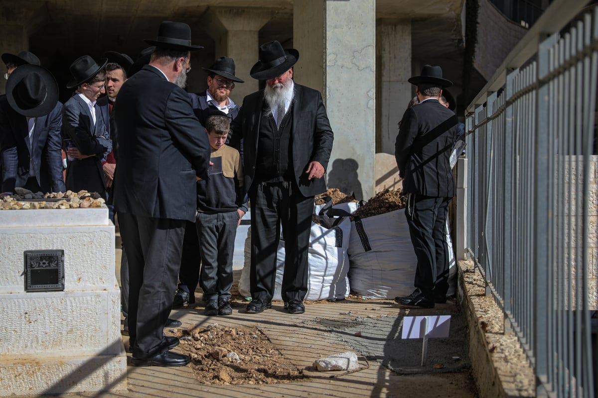 הלב כואב: בתום 'השבעה'; משפחת פאלי עלו לקבר | צפו