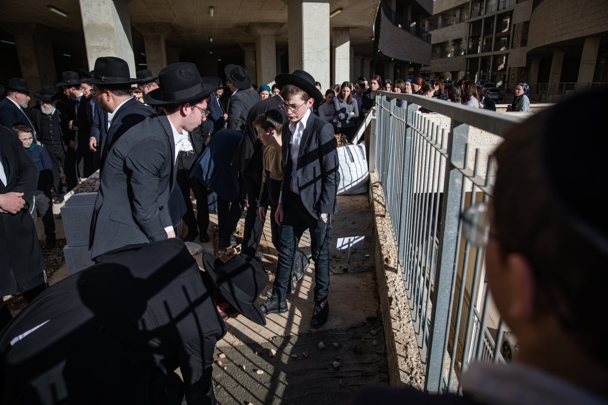 הלב כואב: בתום 'השבעה'; משפחת פאלי עלו לקבר | צפו