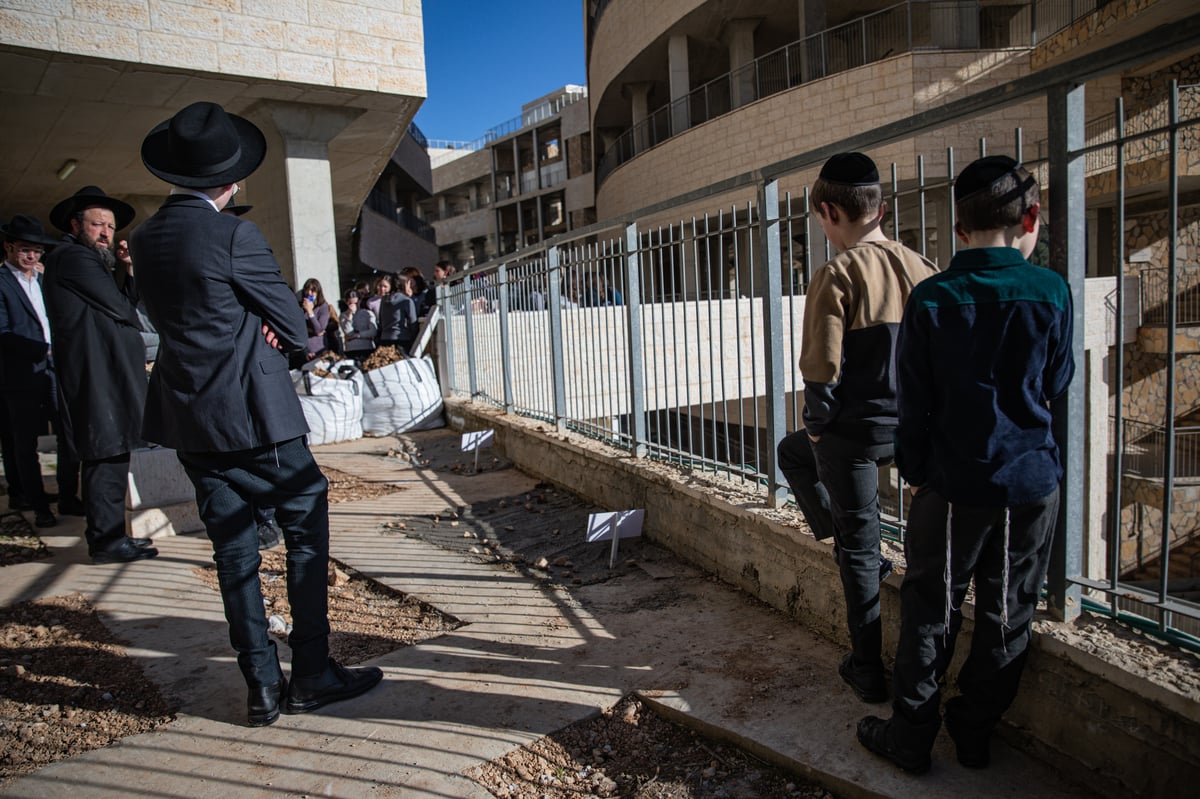 הלב כואב: בתום 'השבעה'; משפחת פאלי עלו לקבר | צפו